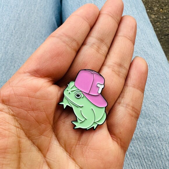 ☀️Frog With Hat Green Frogo Cool Toad Baseball Cap Metal Pin Badge Brooch Enamel - Picture 2 of 6